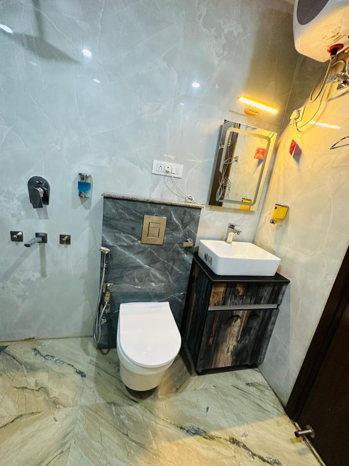 Samrat Residency 10 Mints Walking Distance Nizamuddin Railway Station 4* Nova Deli