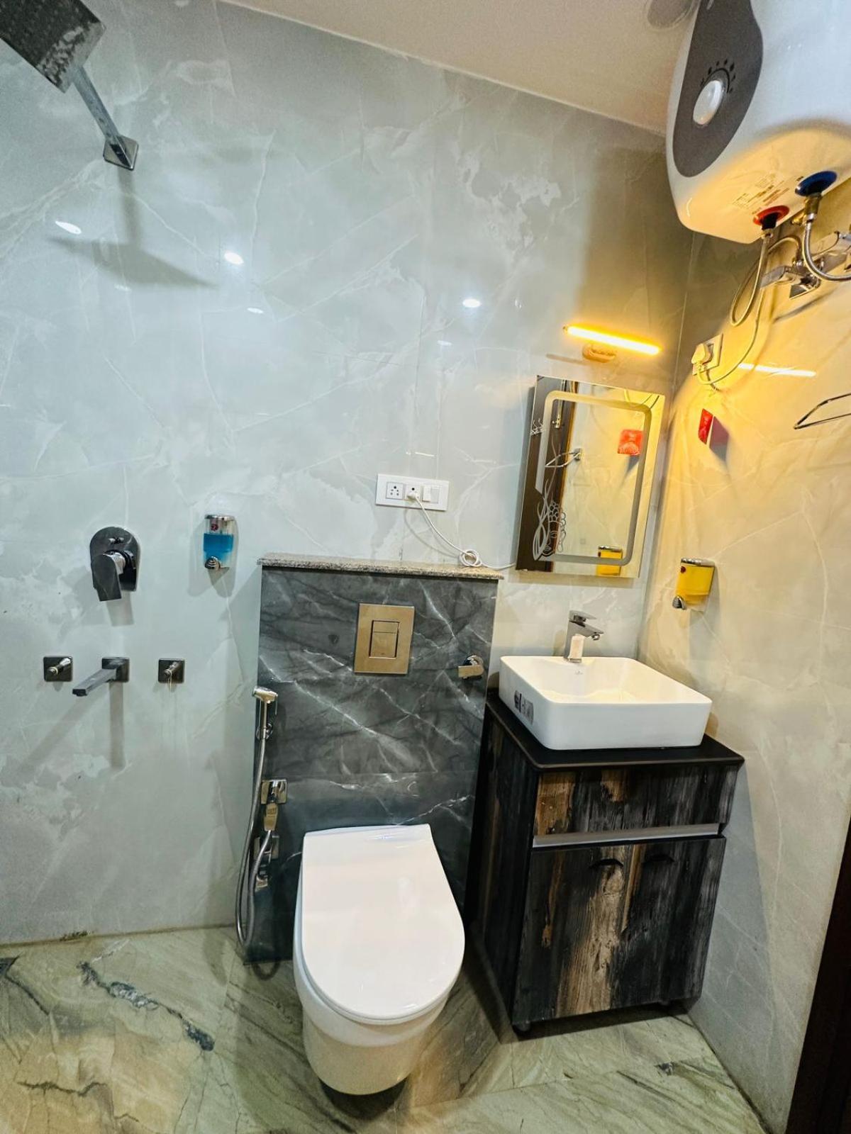 Hotel Samrat Residency 10 Mints Walking Distance Nizamuddin Railway Station