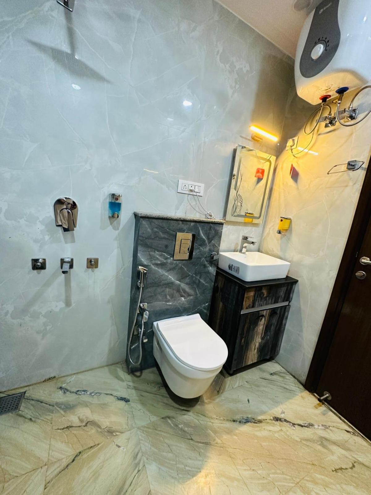 Samrat Residency 10 Mints Walking Distance Nizamuddin Railway Station 4*
