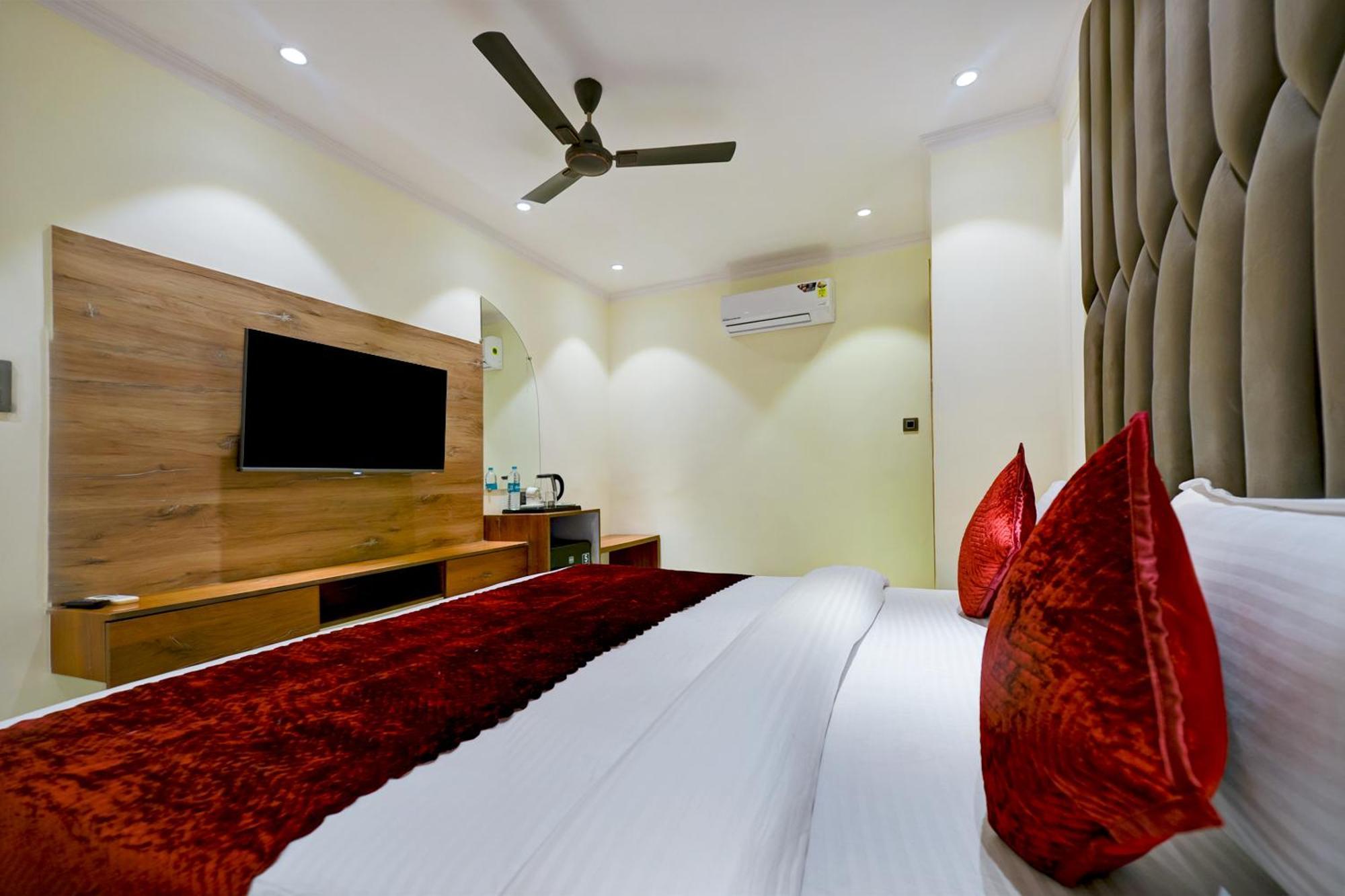 Surya Plaza Near Railway Station And Connaught Place 4* New Delhi