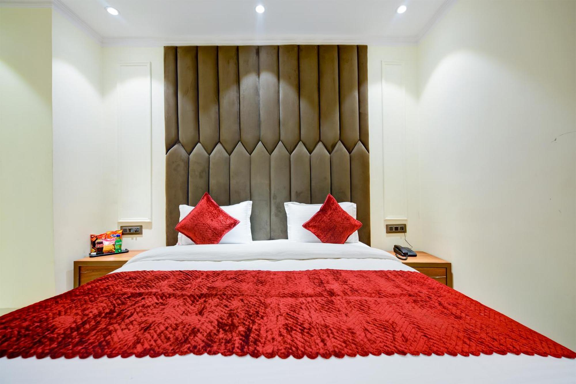 Surya Plaza Near Railway Station And Connaught Place Hotel