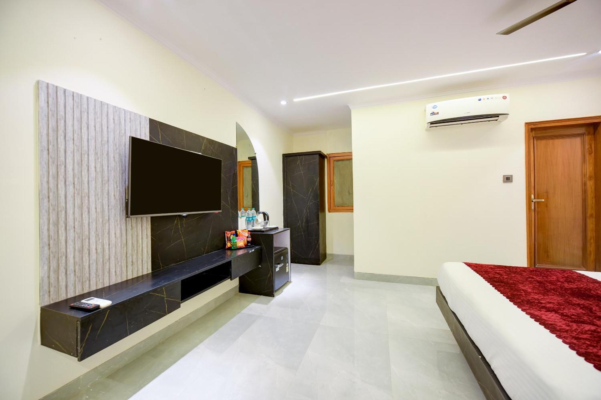 Surya Plaza Near Railway Station And Connaught Place Hotel