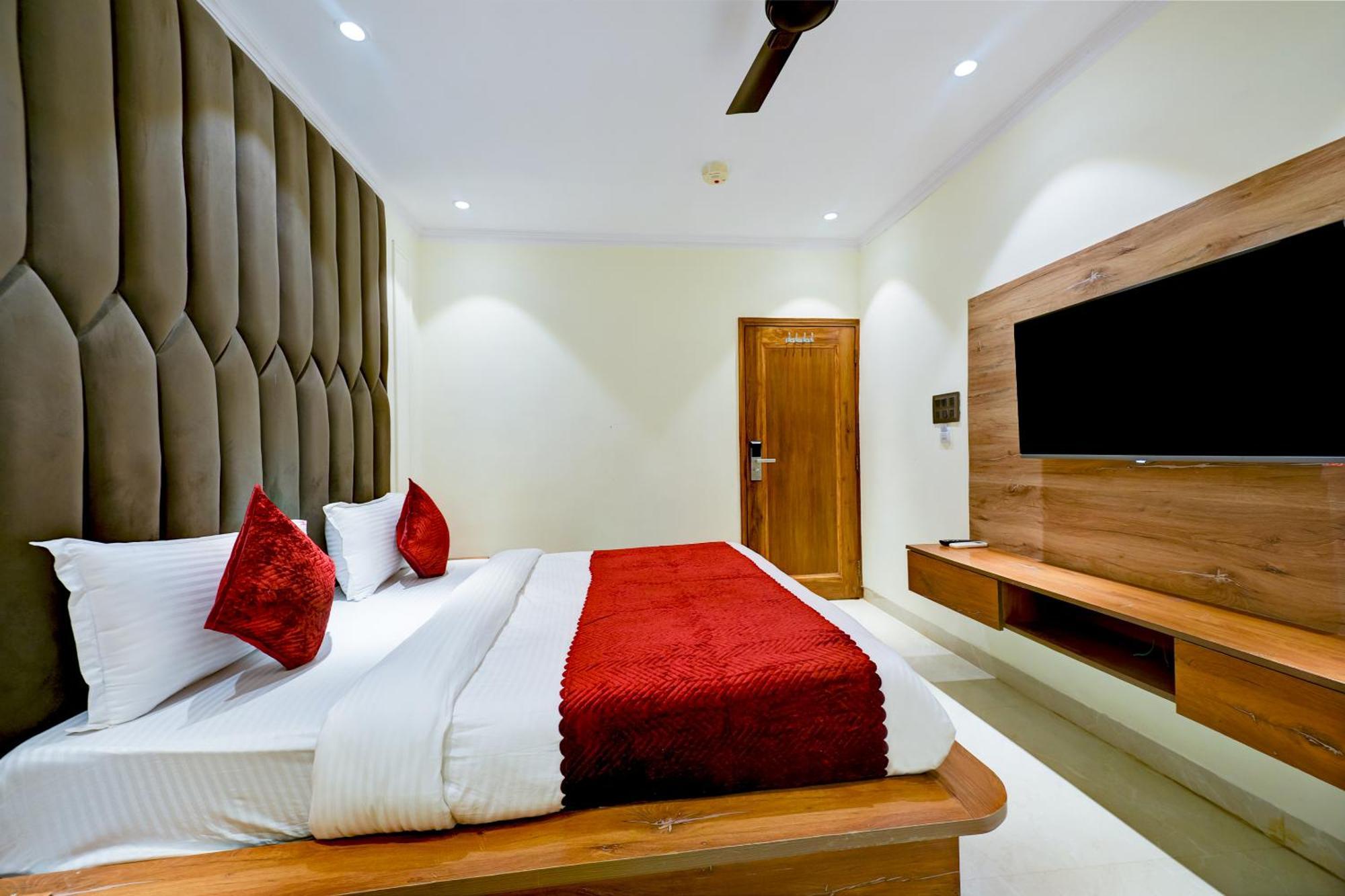 Surya Plaza Near Railway Station And Connaught Place Hotel New Delhi