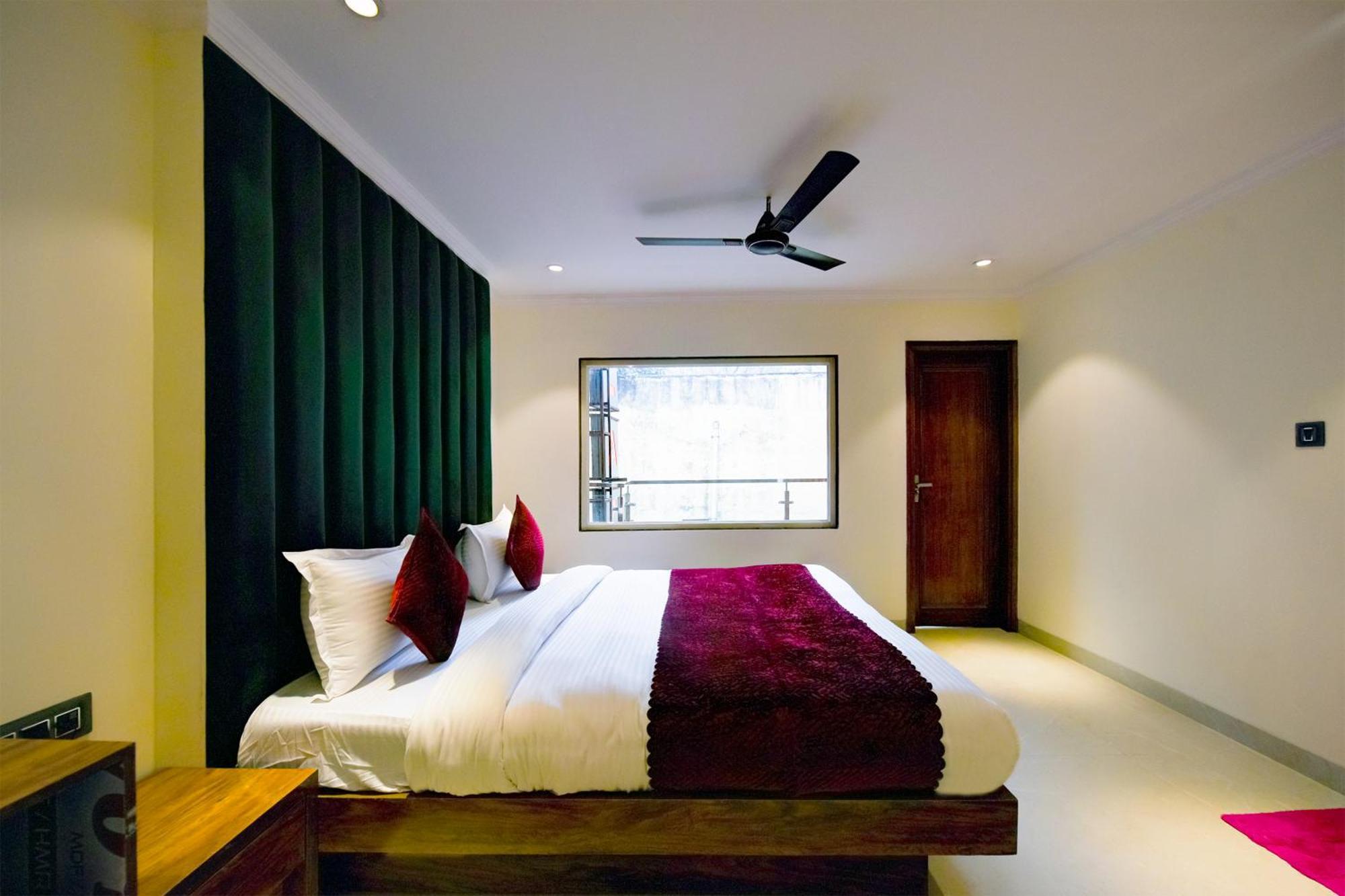 Surya Plaza Near Railway Station And Connaught Place Hotel 4*