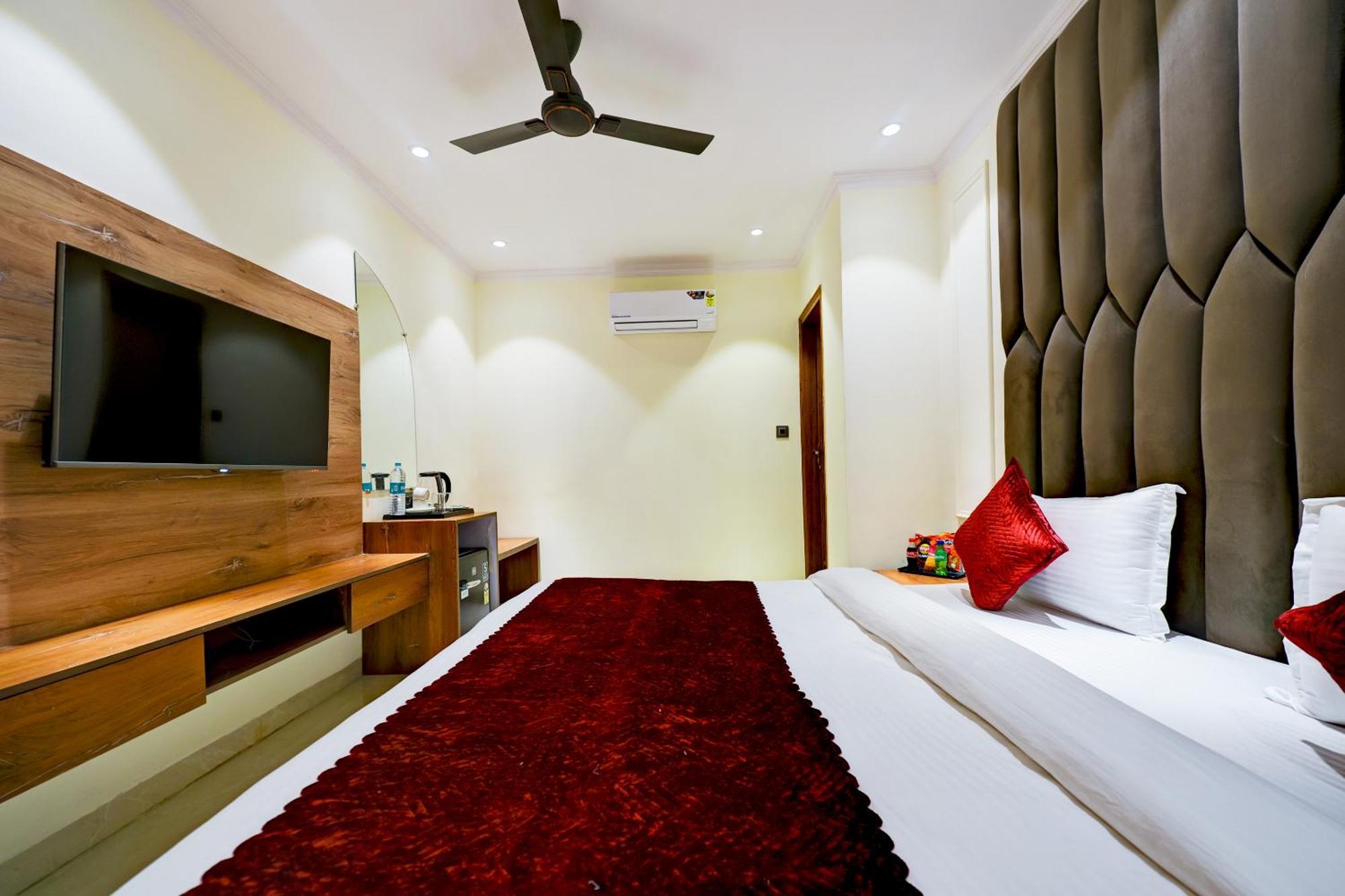 Surya Plaza Near Railway Station And Connaught Place 4*