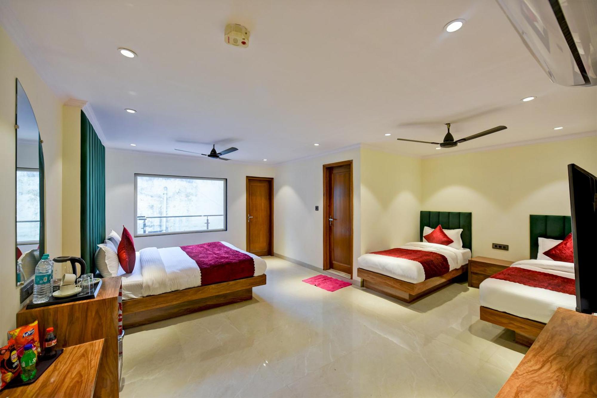 Surya Plaza Near Railway Station And Connaught Place Hotel 4*
