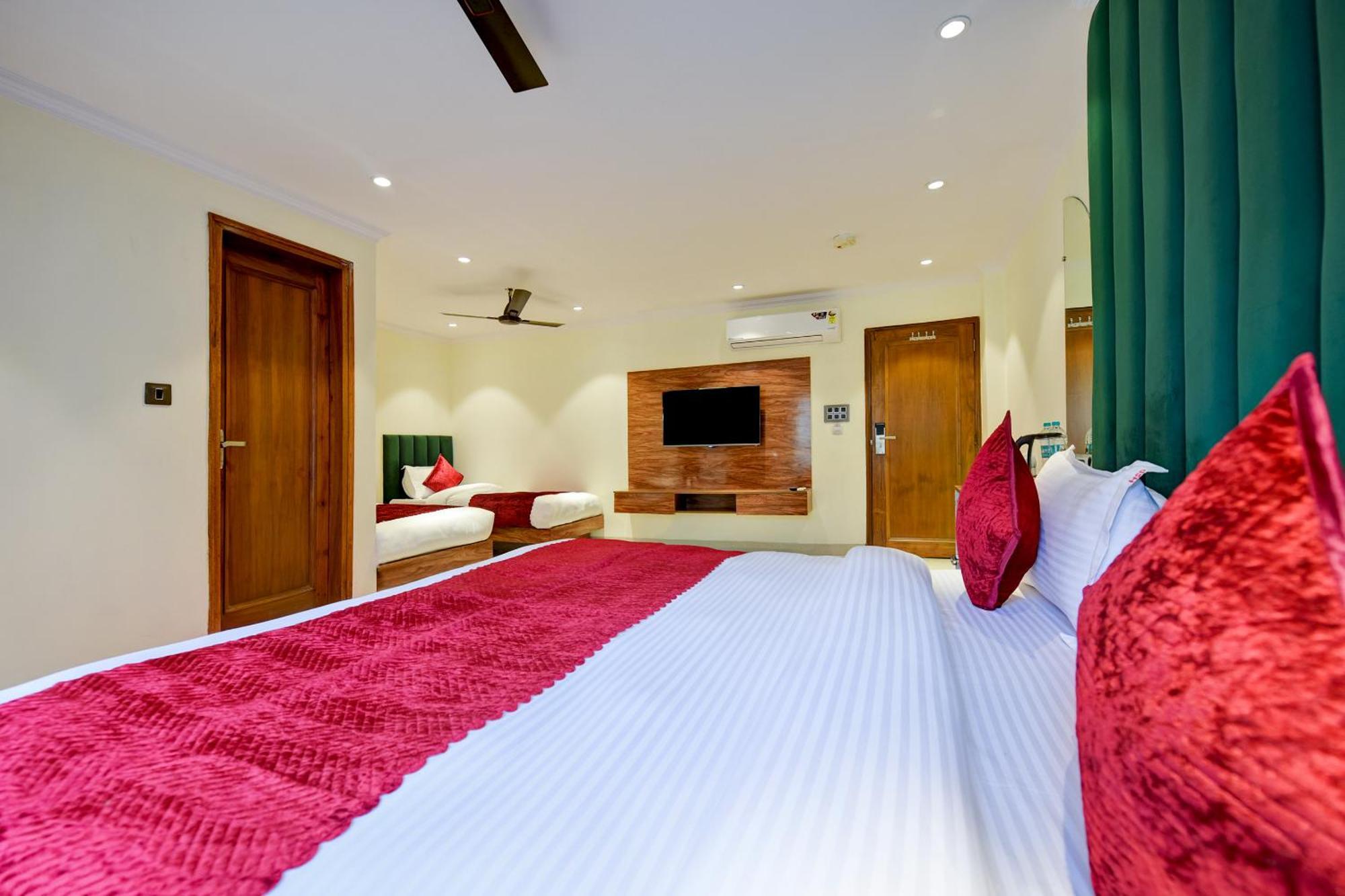 Hotel Surya Plaza Near Railway Station And Connaught Place 4*
