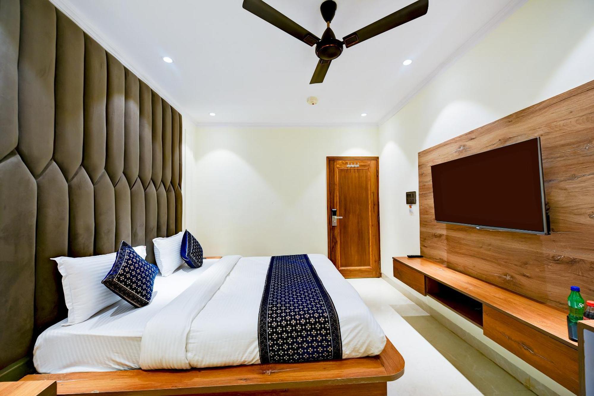 Surya Plaza Near Railway Station And Connaught Place 4*