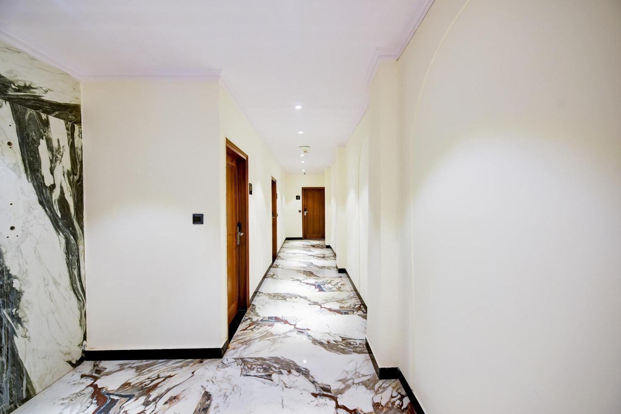 Surya Plaza Near Railway Station And Connaught Place 4*