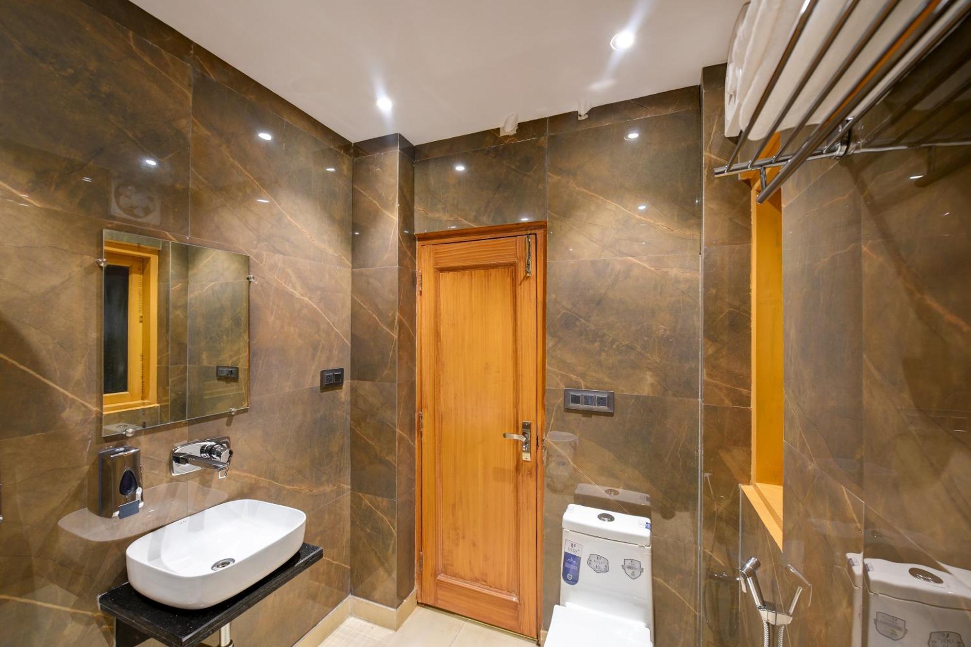 Surya Plaza Near Railway Station And Connaught Place Hotel 4*