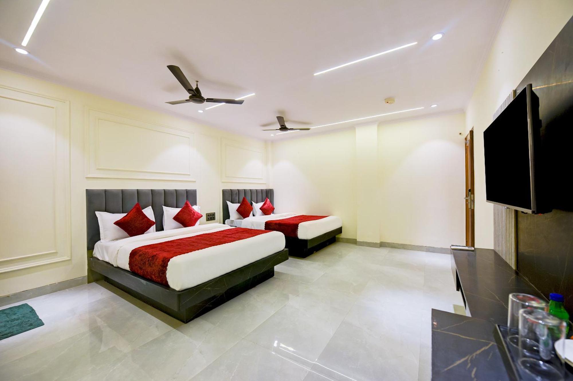 Surya Plaza Near Railway Station And Connaught Place 4*