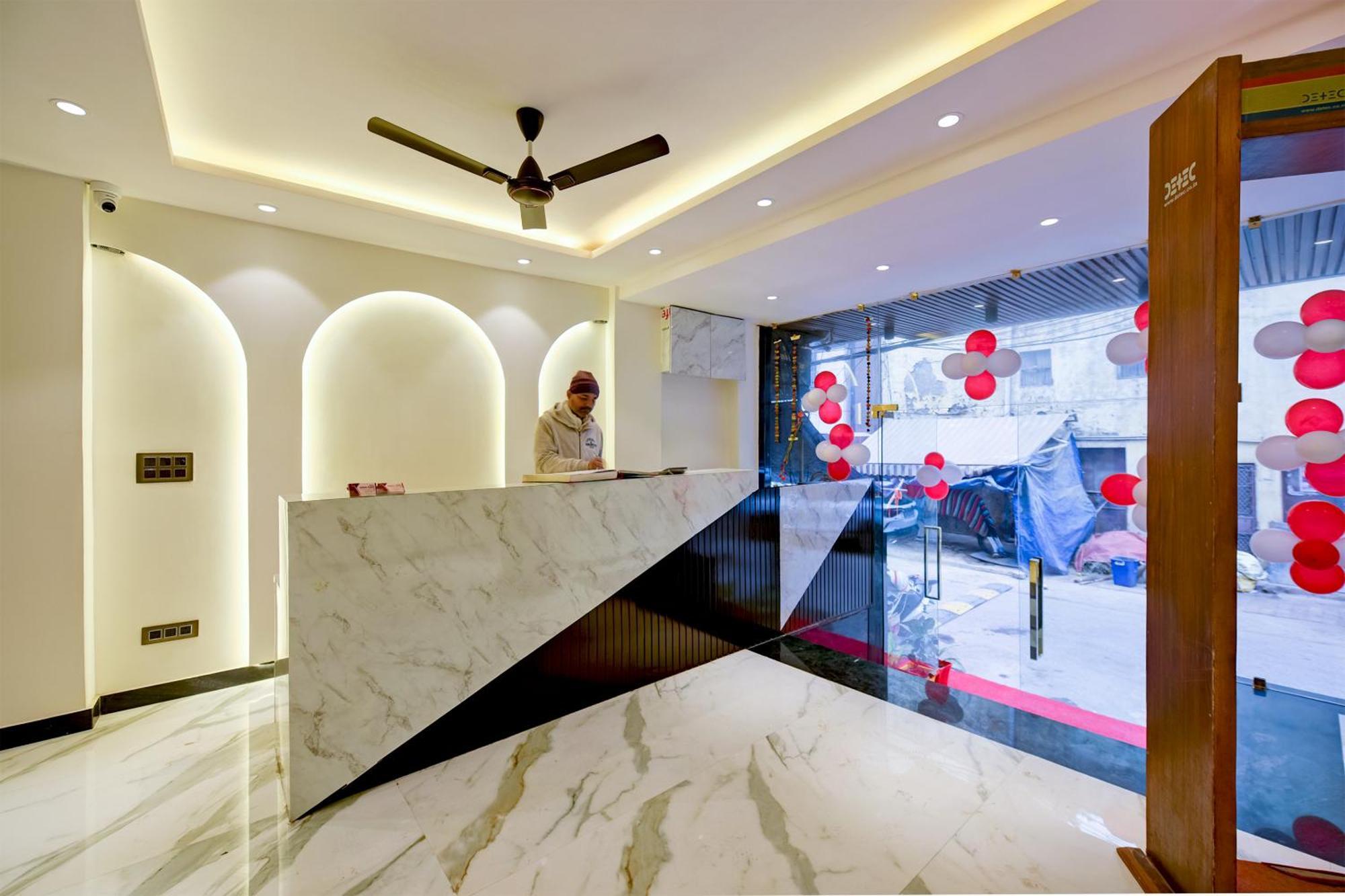 Surya Plaza Near Railway Station And Connaught Place Hotel New Delhi