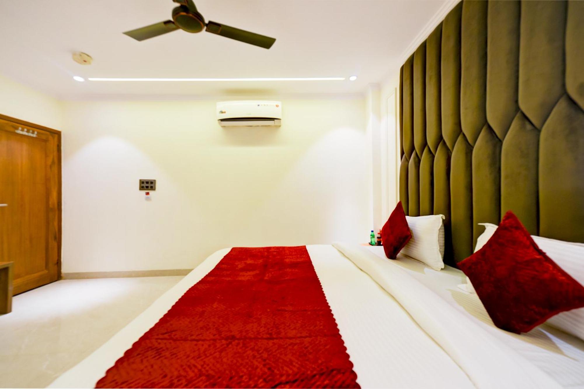 Surya Plaza Near Railway Station And Connaught Place 4*