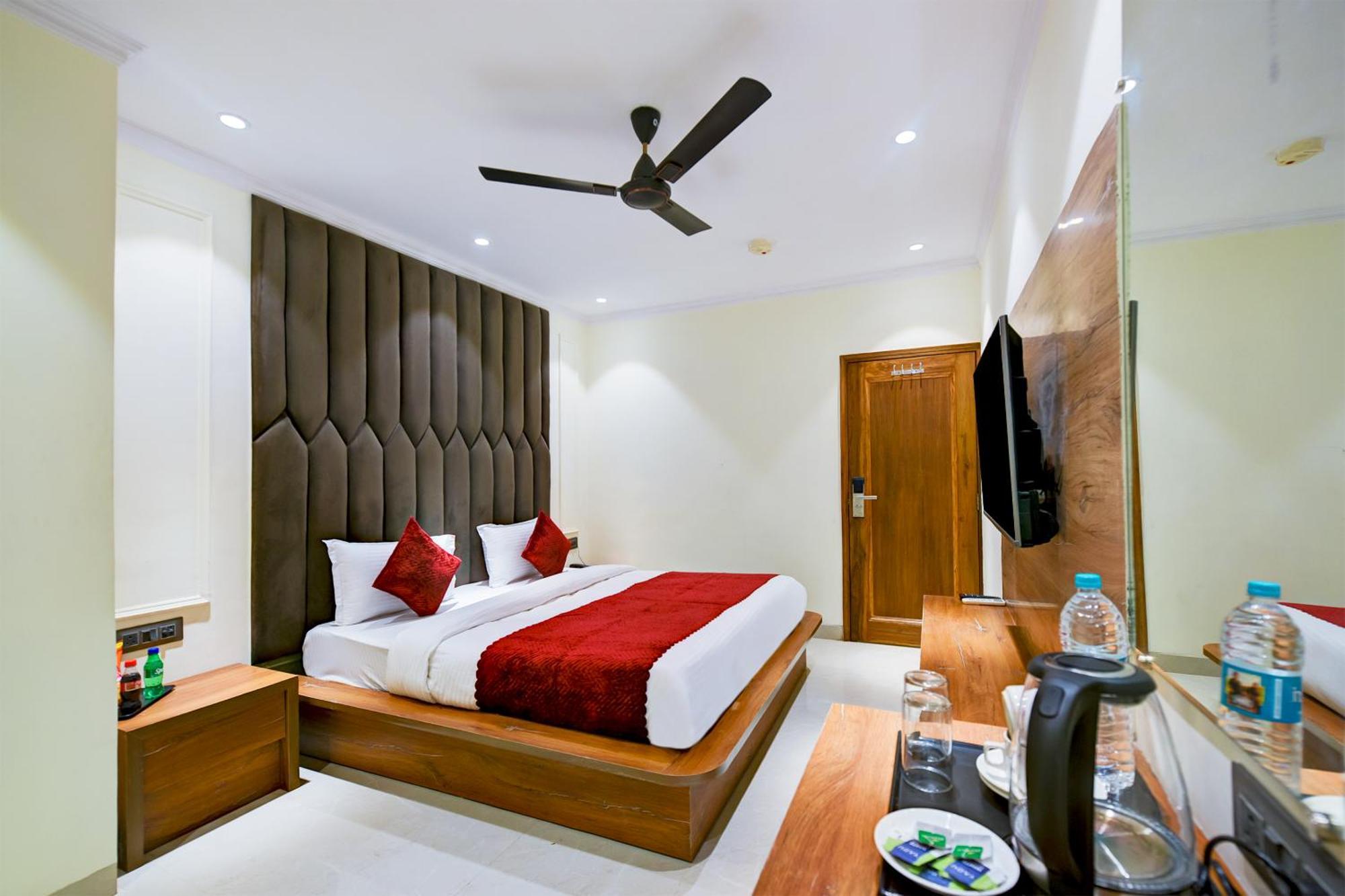 Surya Plaza Near Railway Station And Connaught Place 4*