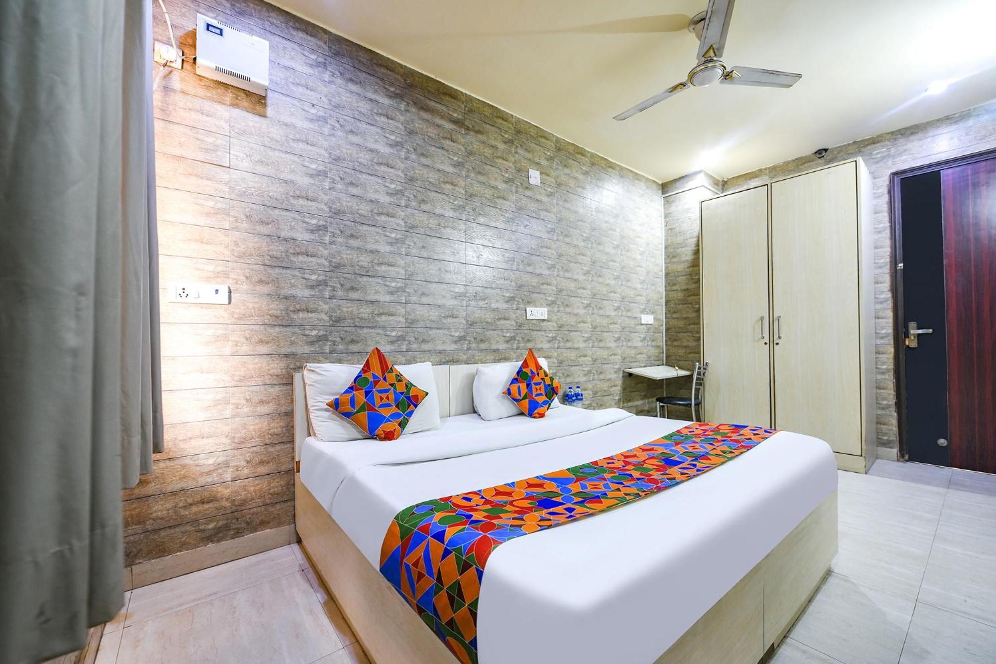 Fabhotel Model Town Hotel *
