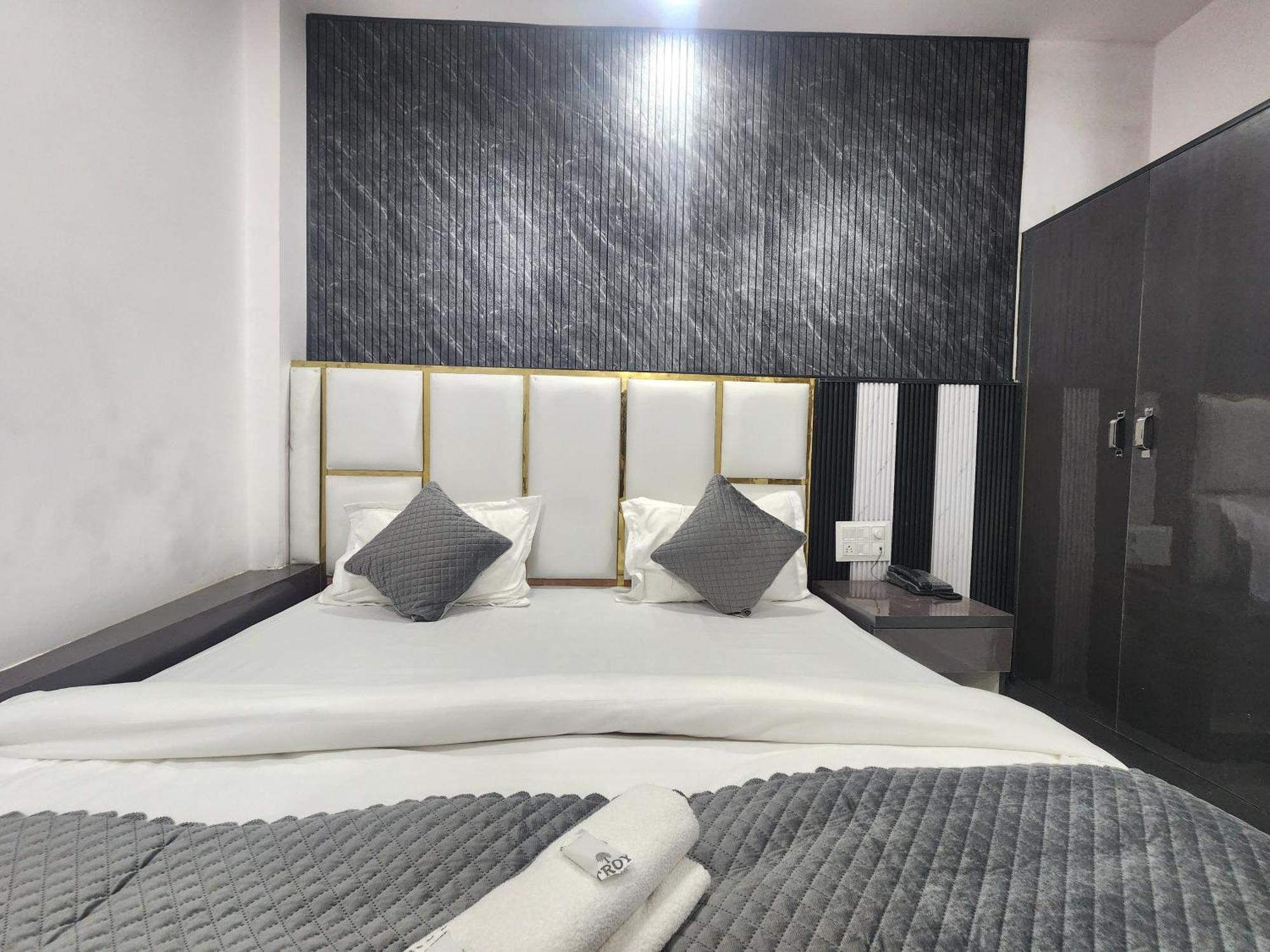 Yes Sir Dx Hotel New Delhi