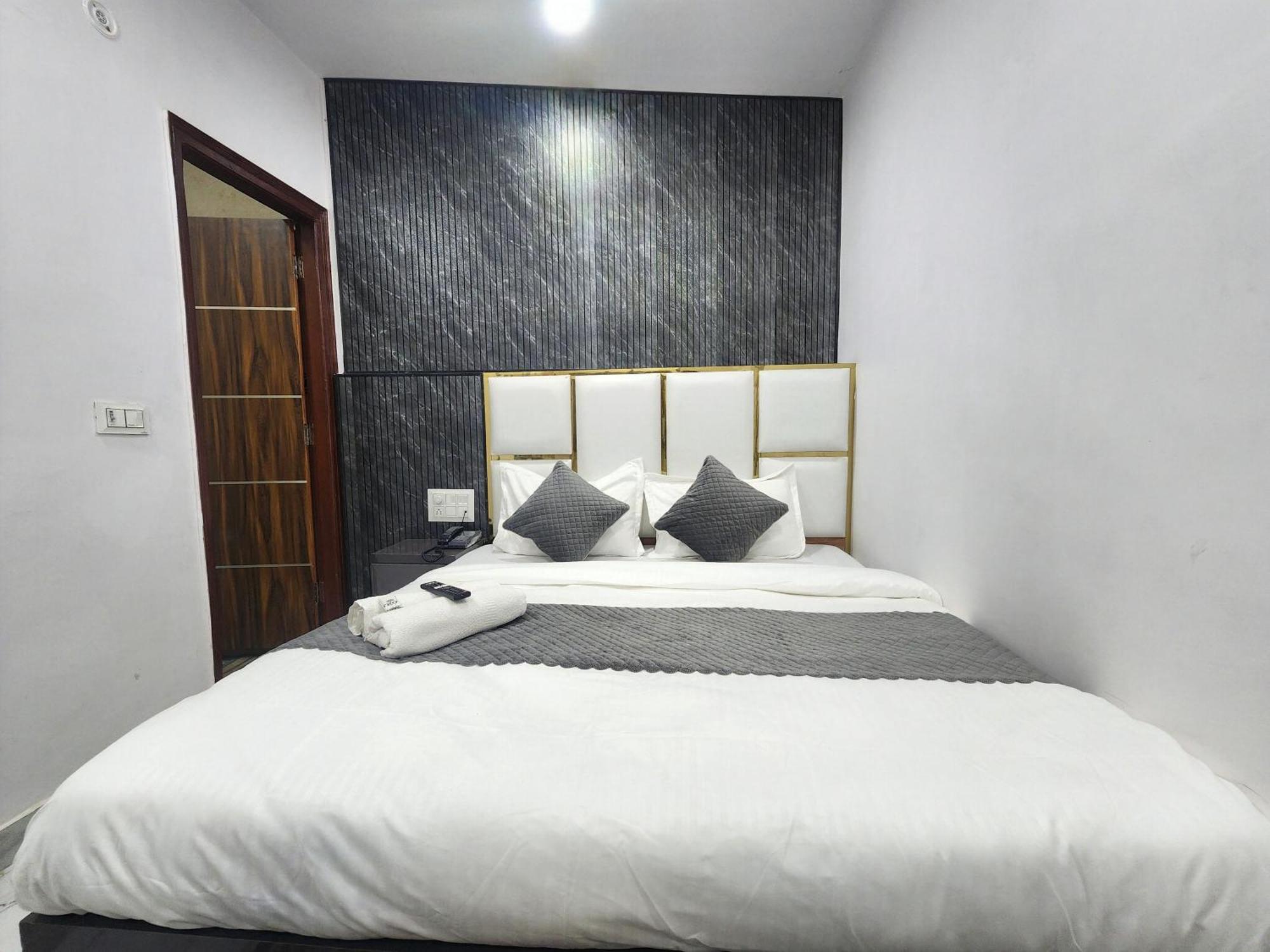 Hotel Yes Sir Dx New Delhi