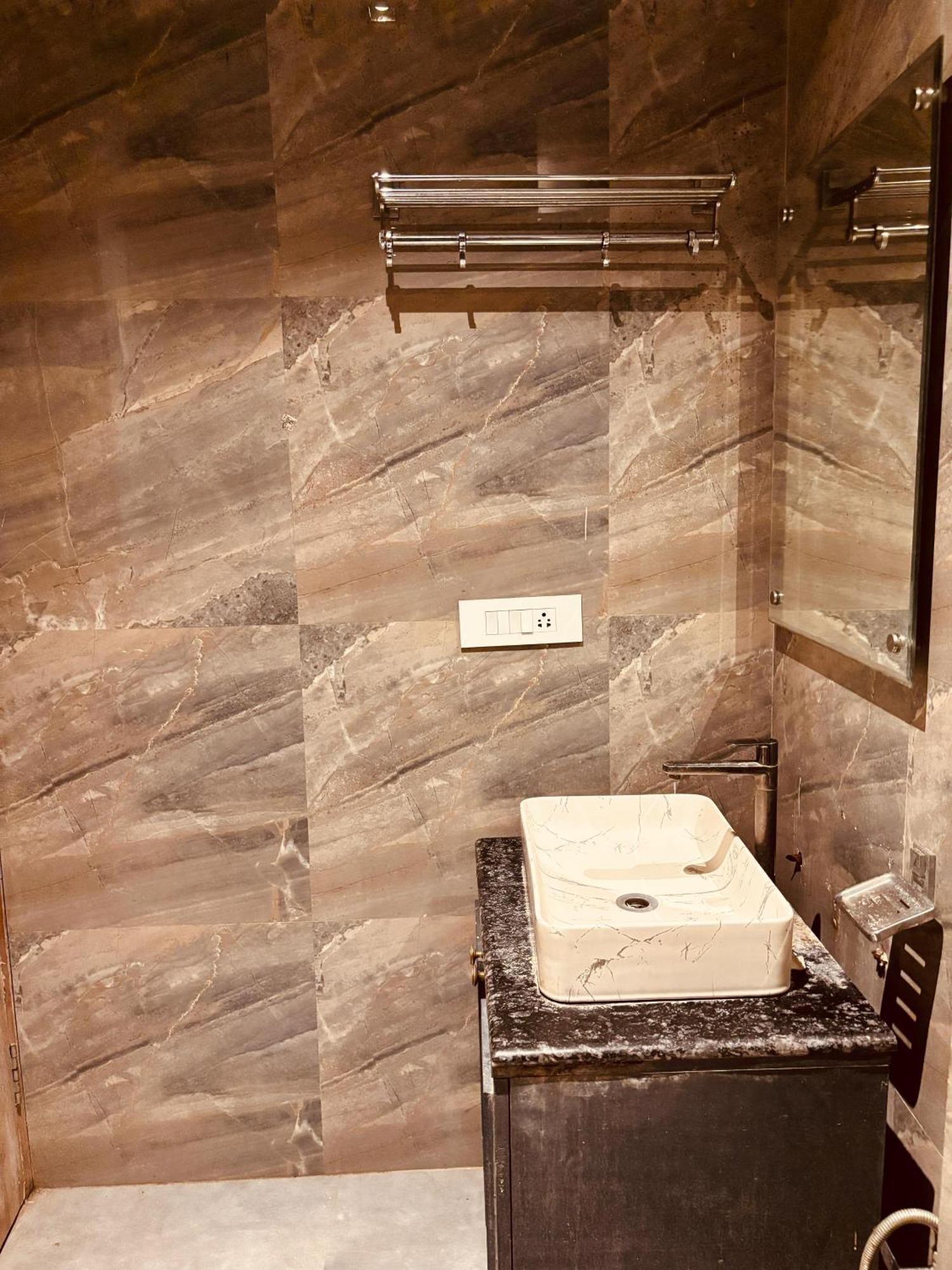 Gl House Near Delhi Airport Mahipalpur Hotel 4*