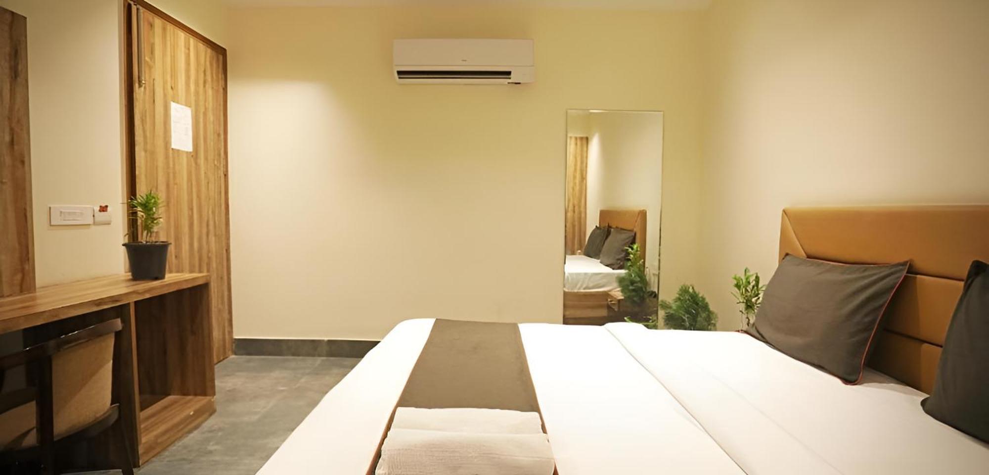 Hotel Goodluck House Near Terminal 3 Igi Airport 3*