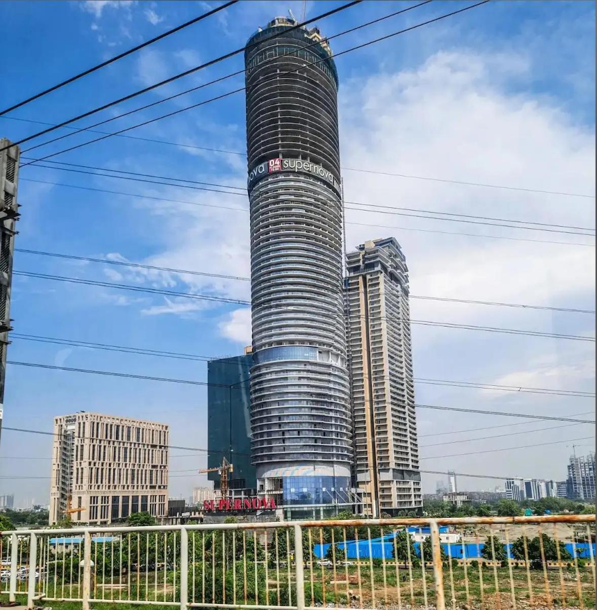 Minimalist Haven At 26th Floor Supernova Apartment