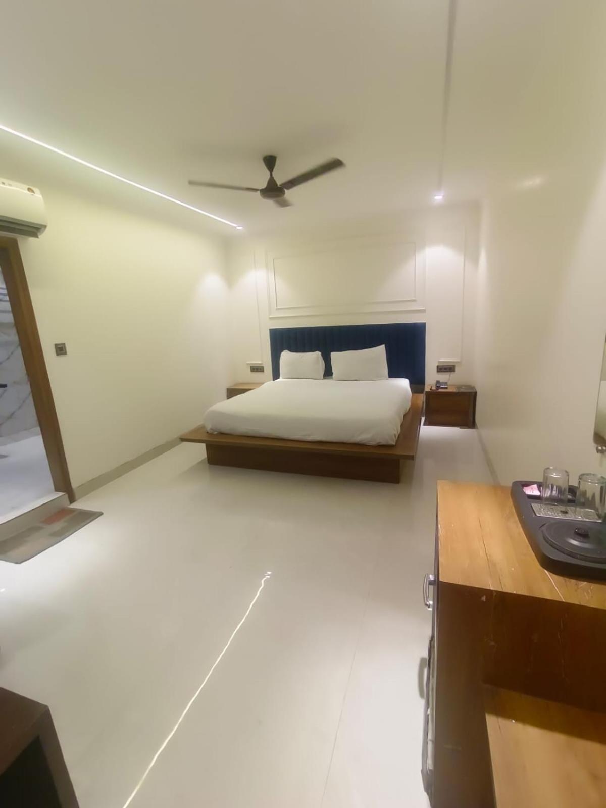 Hotel Surya Plaza Near Railway Station And Connaught Place 4*