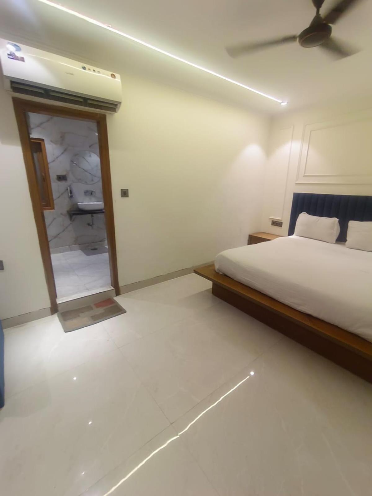 Surya Plaza Near Railway Station And Connaught Place Hotel New Delhi