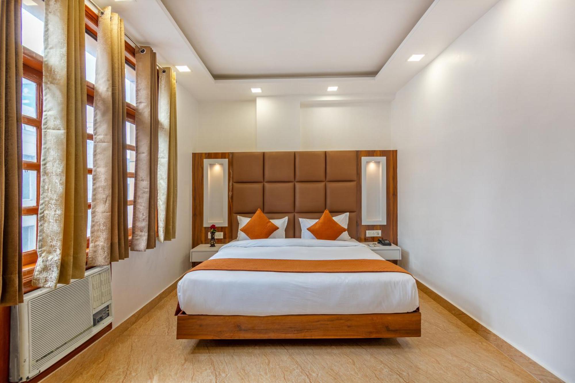 Rahul Palace By Golden Tree Near Metro Station And Ajmal Khan Market 3*