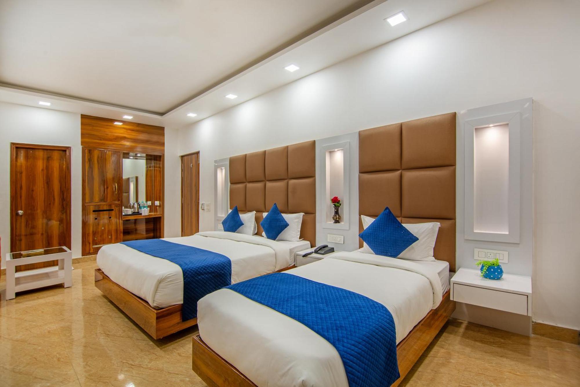 Rahul Palace By Golden Tree Near Metro Station And Ajmal Khan Market Hotel