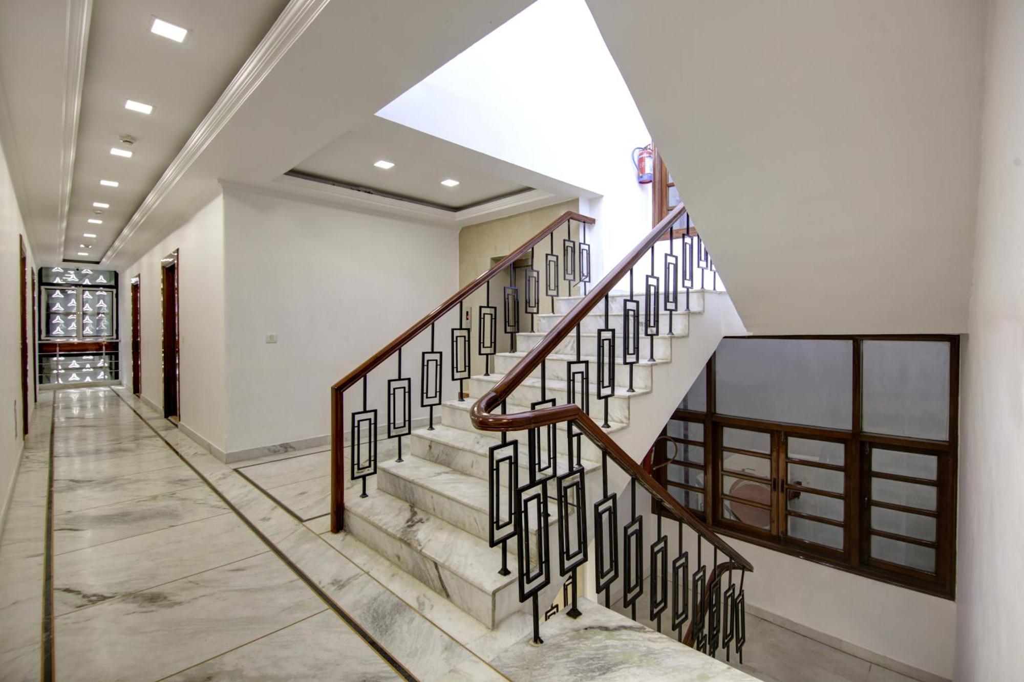 Hotel Rahul Palace By Golden Tree Near Metro Station And Ajmal Khan Market 3*