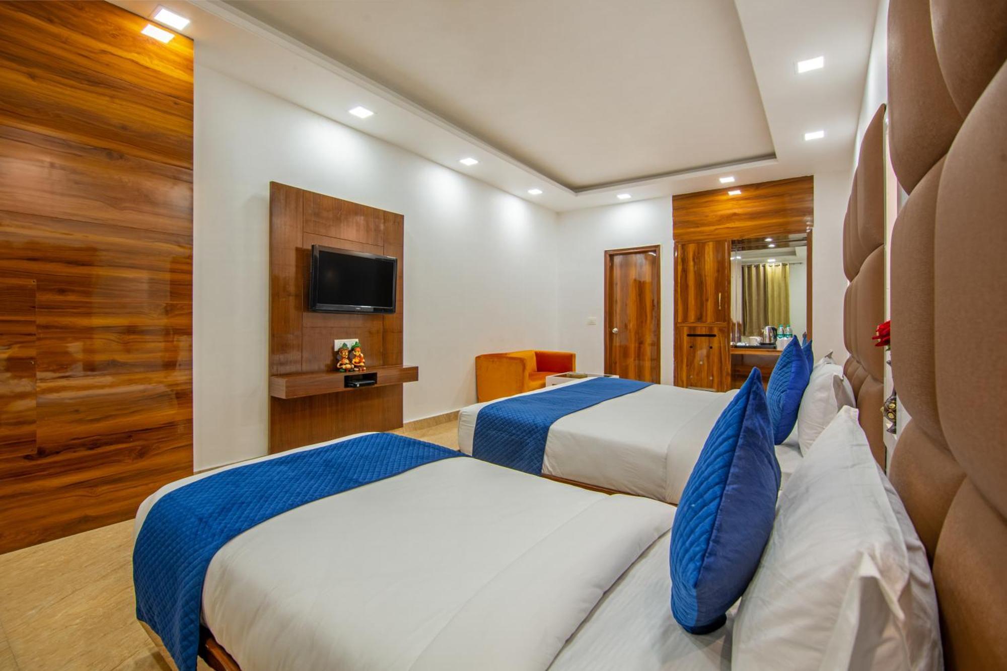 Hotel Rahul Palace By Golden Tree Near Metro Station And Ajmal Khan Market New Delhi