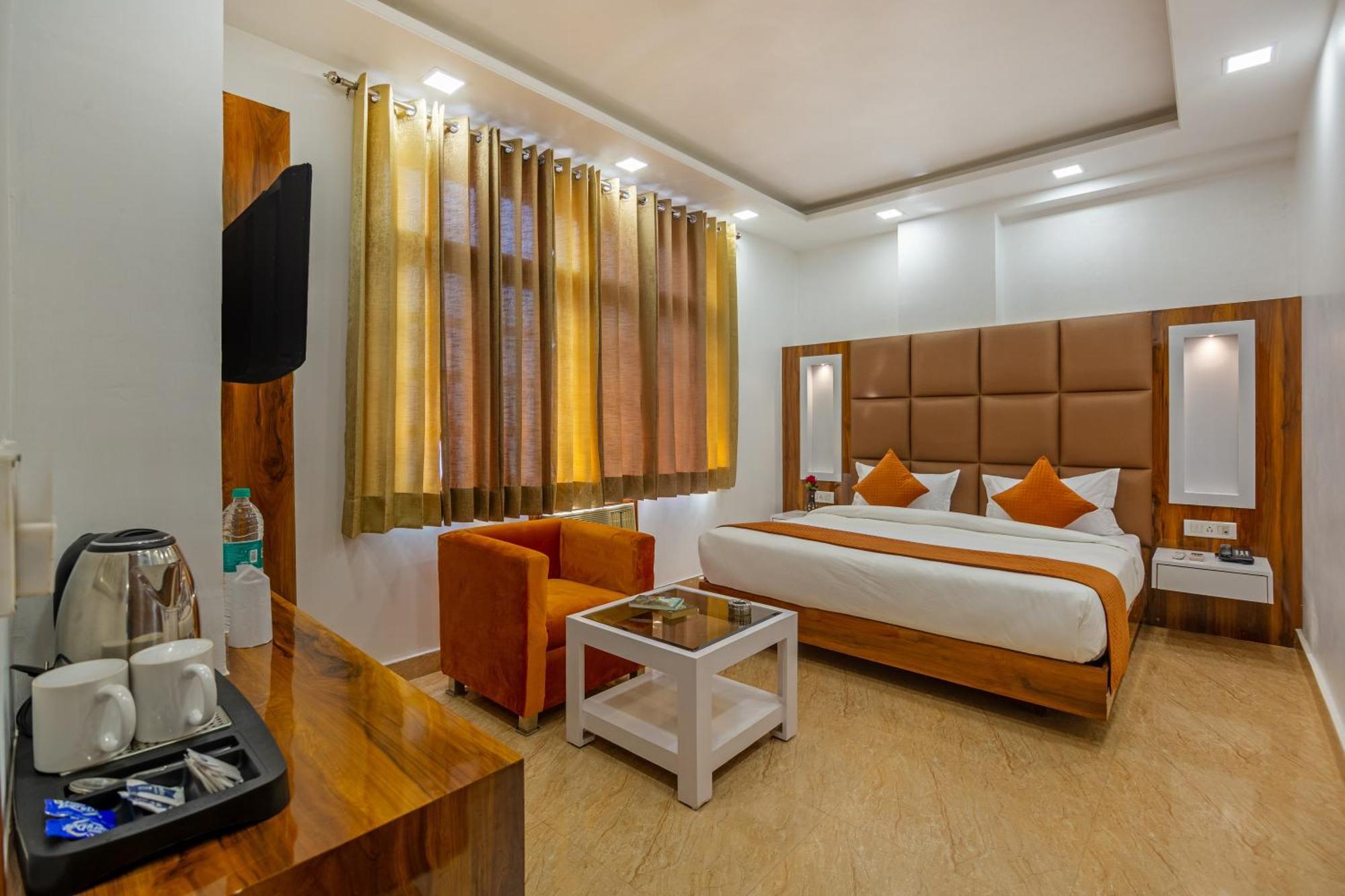 Rahul Palace By Golden Tree Near Metro Station And Ajmal Khan Market New Delhi