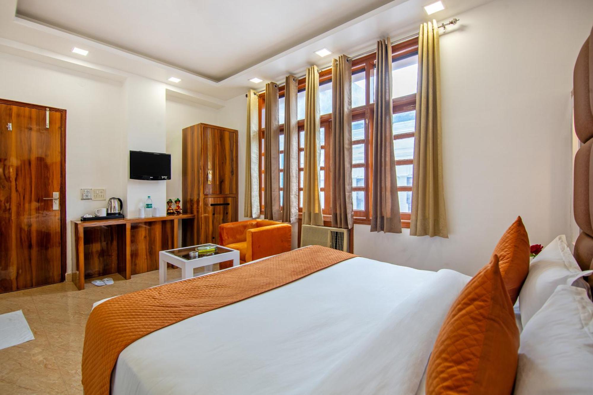 Hotel Rahul Palace By Golden Tree Near Metro Station And Ajmal Khan Market