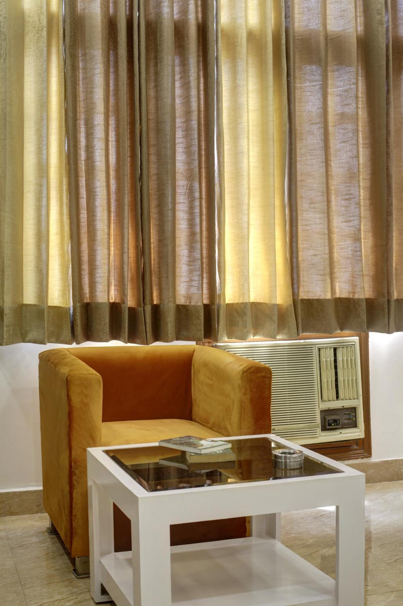 Hotel Rahul Palace By Golden Tree Near Metro Station And Ajmal Khan Market 3*