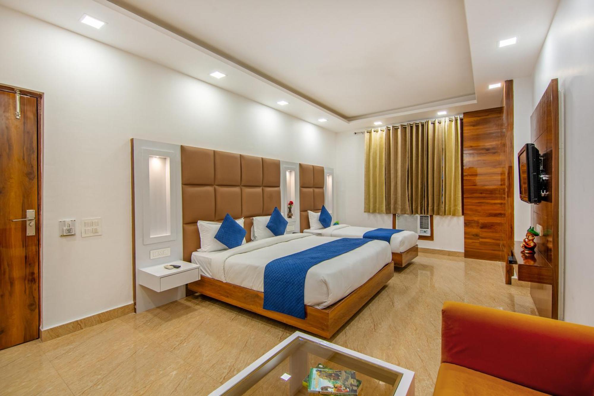 Hotel Rahul Palace By Golden Tree Near Metro Station And Ajmal Khan Market 3*