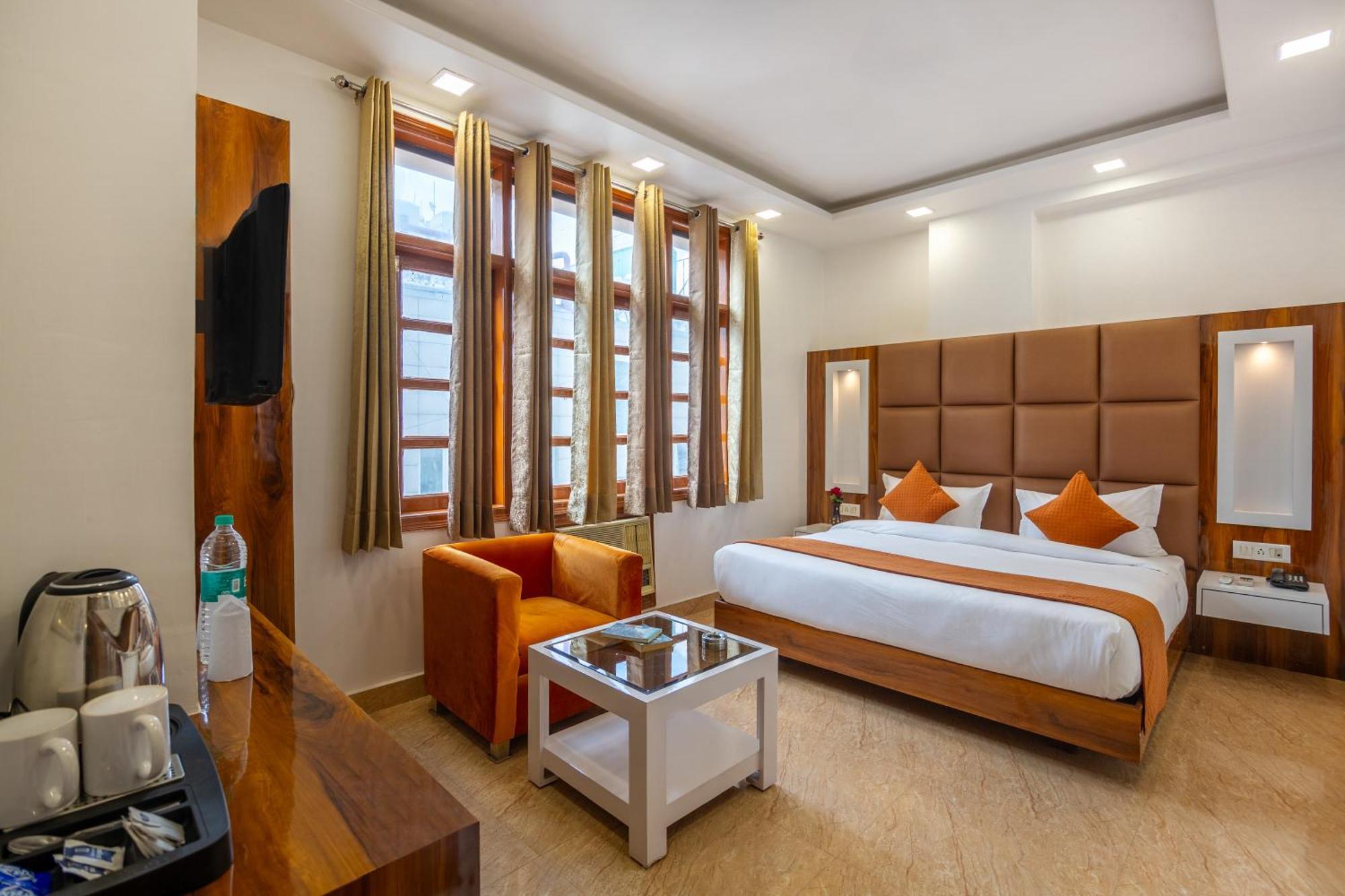 Hotel Rahul Palace By Golden Tree Near Metro Station And Ajmal Khan Market New Delhi