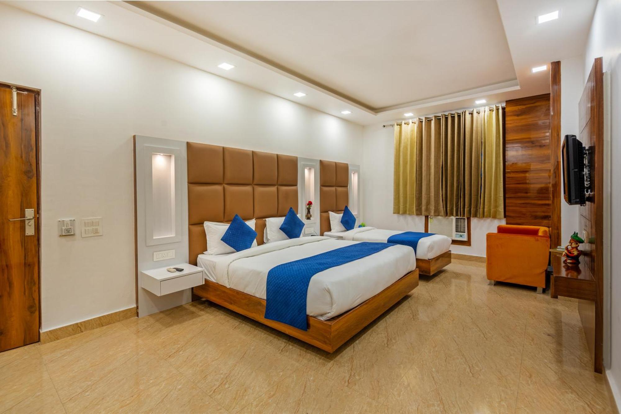 Rahul Palace By Golden Tree Near Metro Station And Ajmal Khan Market New Delhi
