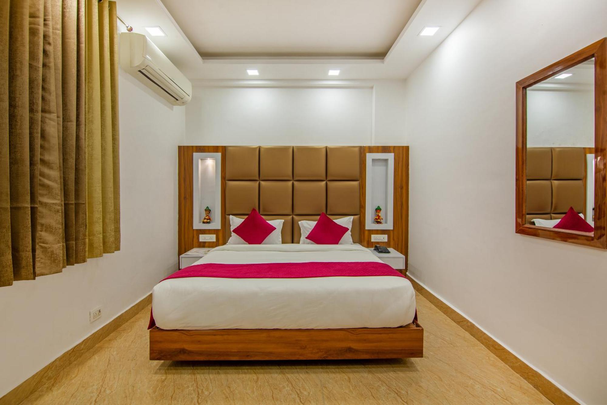 Hotel Rahul Palace By Golden Tree Near Metro Station And Ajmal Khan Market New Delhi