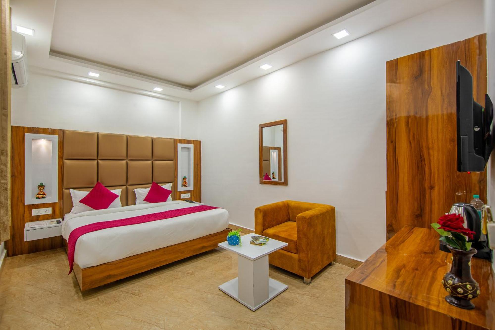 Rahul Palace By Golden Tree Near Metro Station And Ajmal Khan Market Hotel