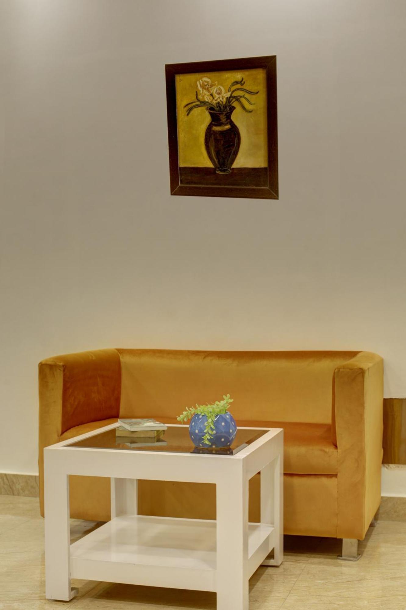 Rahul Palace By Golden Tree Near Metro Station And Ajmal Khan Market Hotel 3*