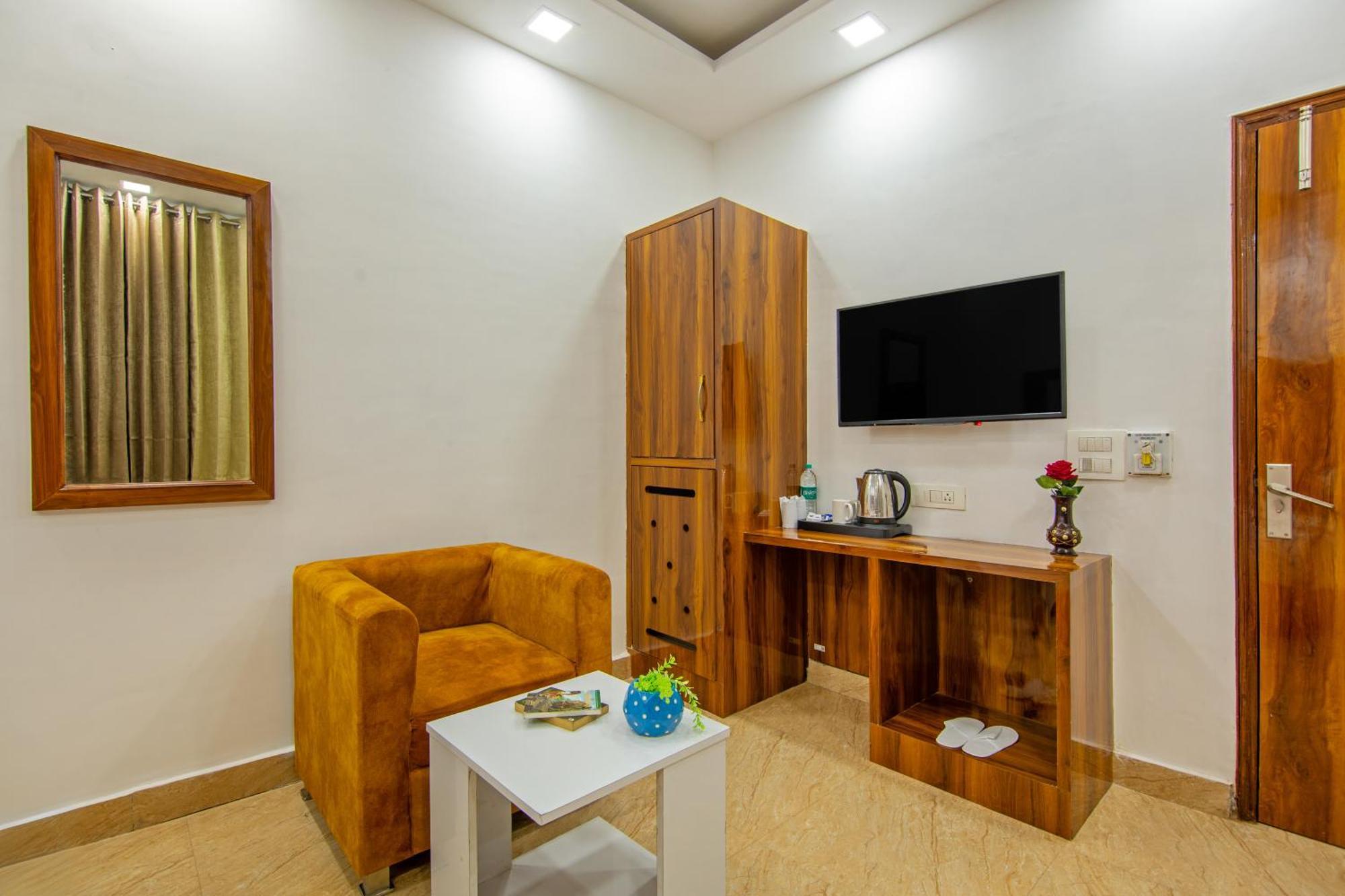 Rahul Palace By Golden Tree Near Metro Station And Ajmal Khan Market 3*