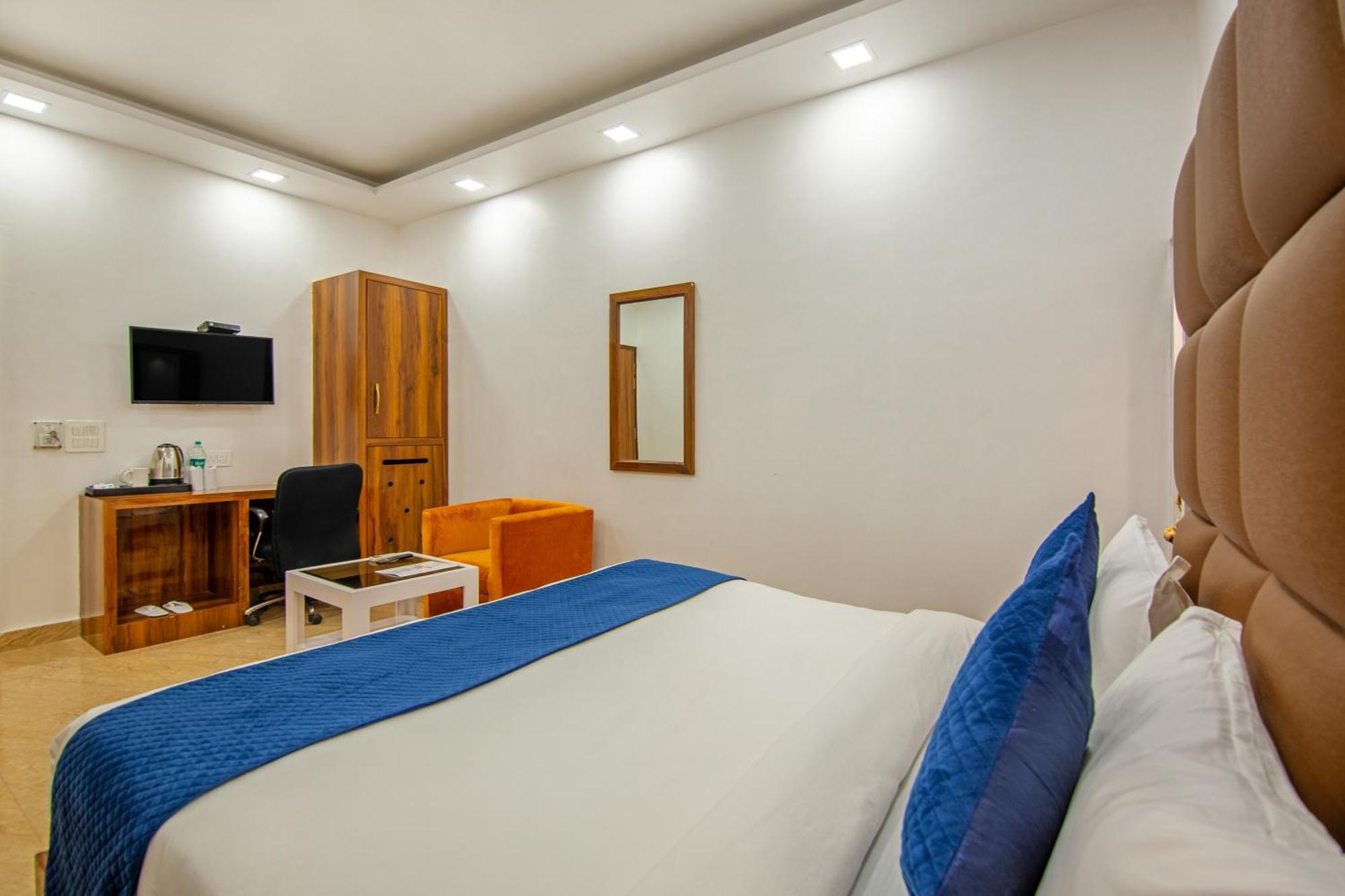 Rahul Palace By Golden Tree Near Metro Station And Ajmal Khan Market