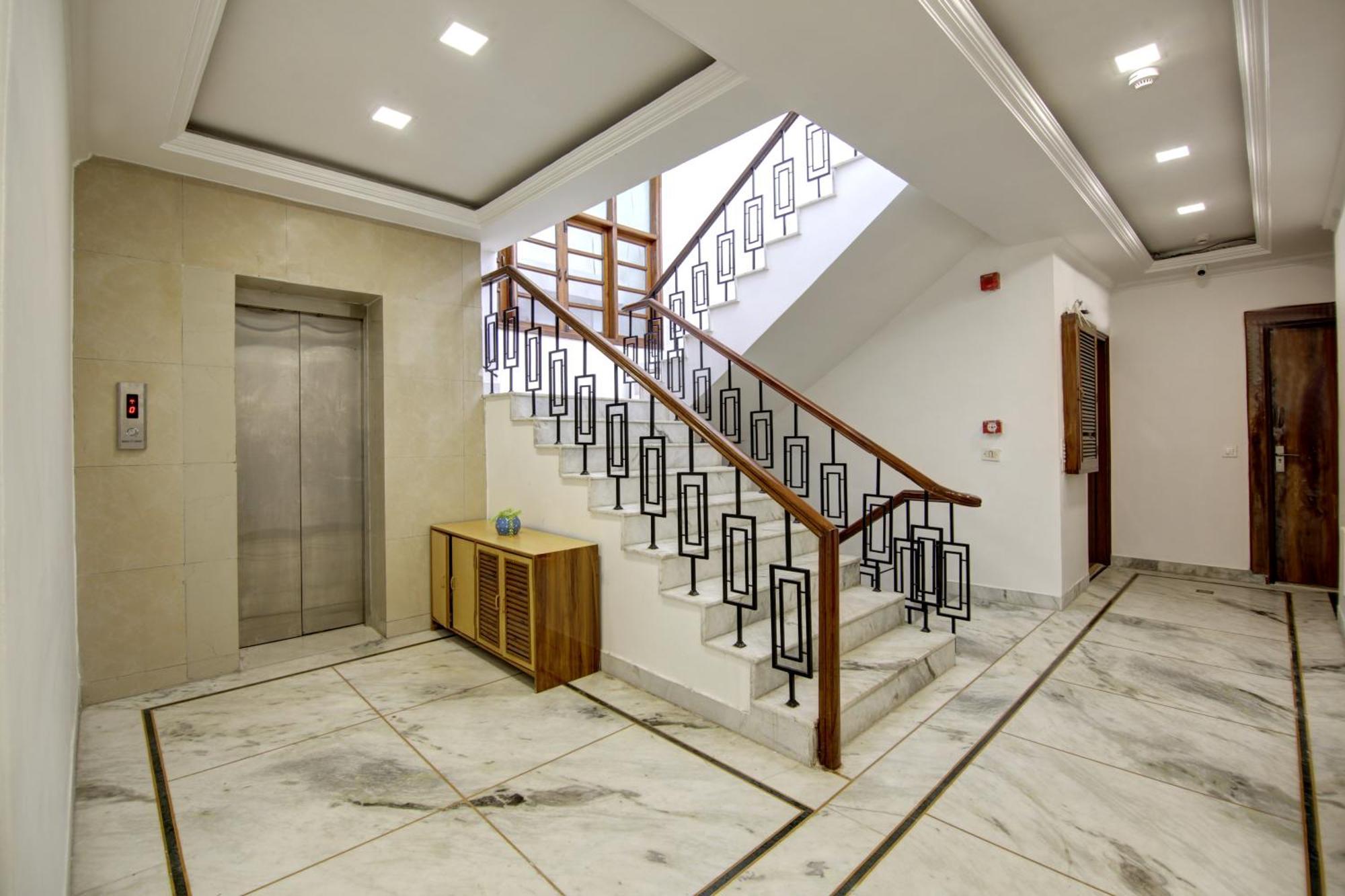 Rahul Palace By Golden Tree Near Metro Station And Ajmal Khan Market Hotel New Delhi