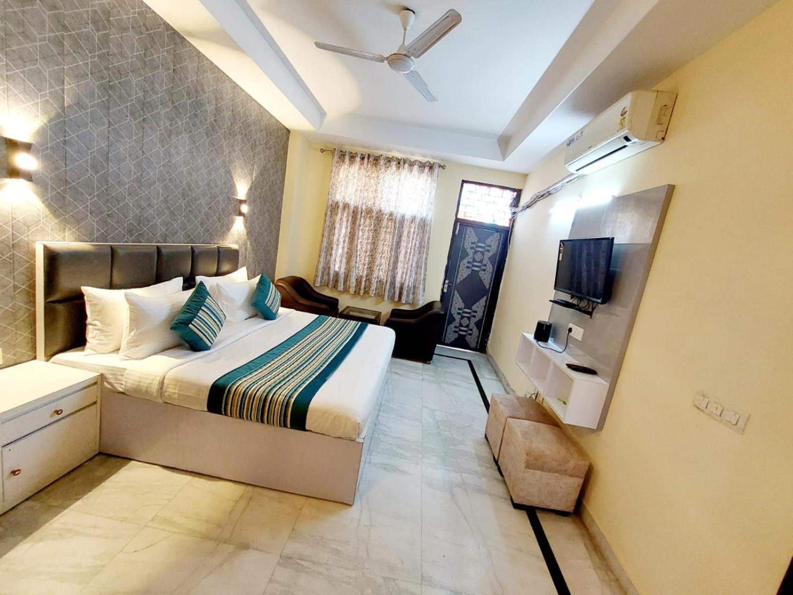 Khusbu Residency, Park Market 3*