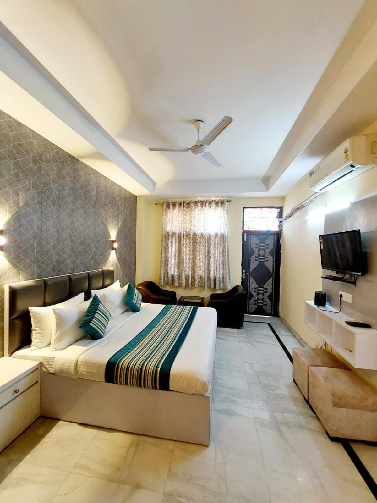 Khusbu Residency, Park Market