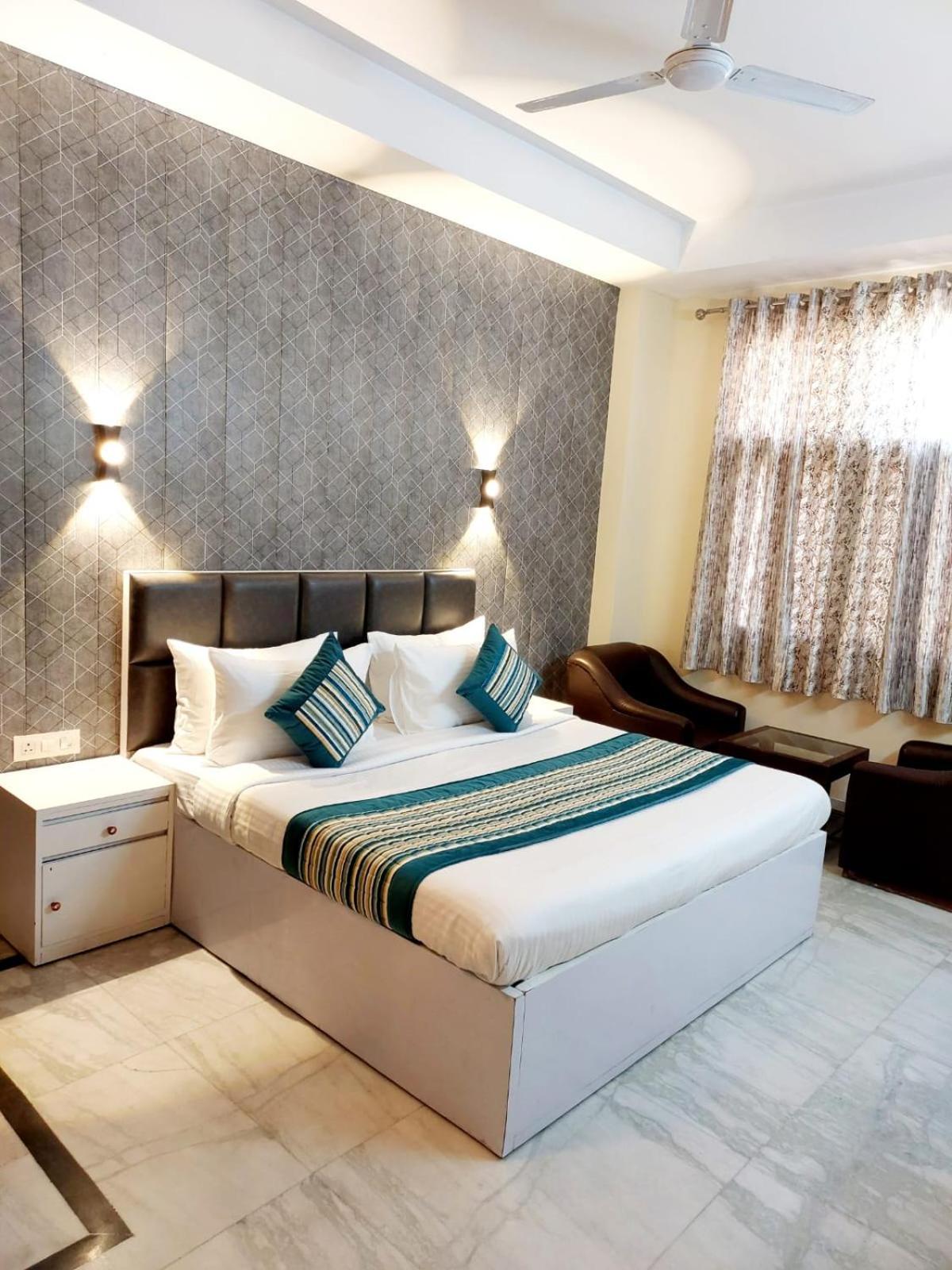 Khusbu Residency, Park Market
