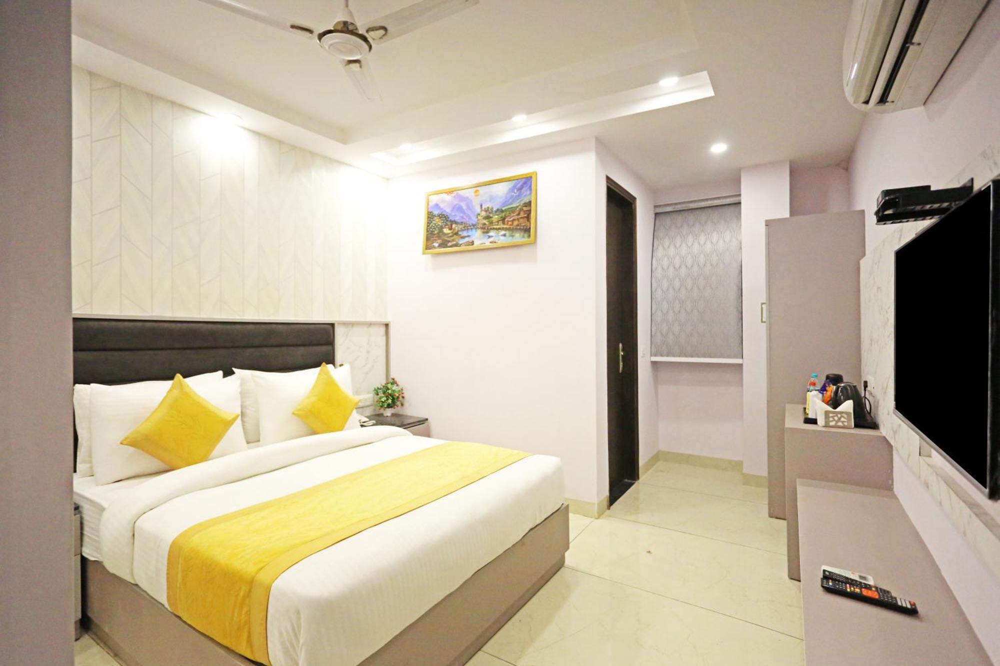 Mayfair Just A Minute Away From Railway Station And Connaught Place 4*