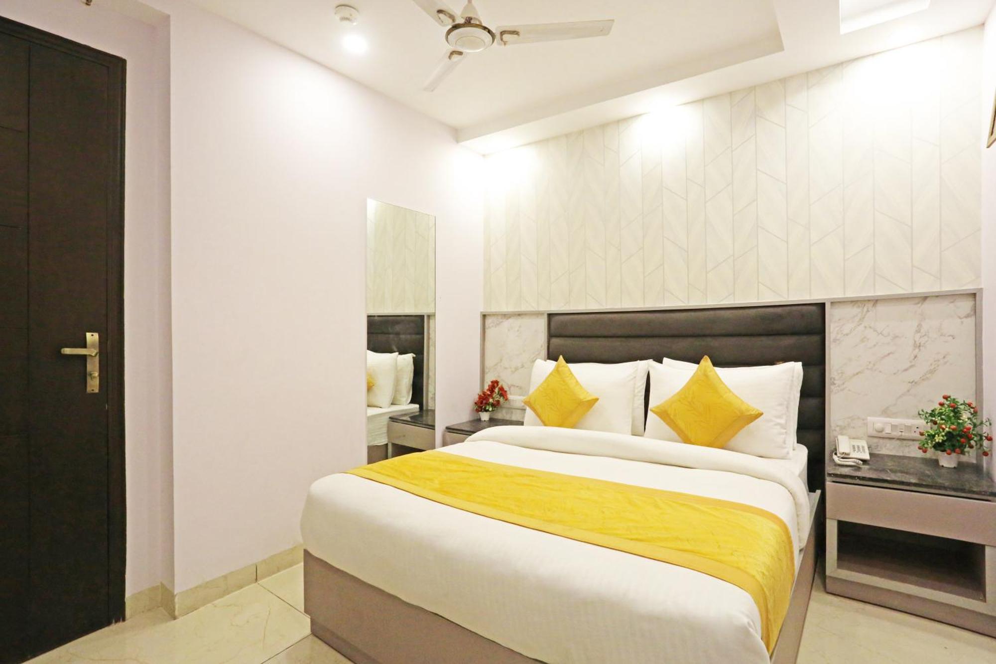 Mayfair Just A Minute Away From Railway Station And Connaught Place