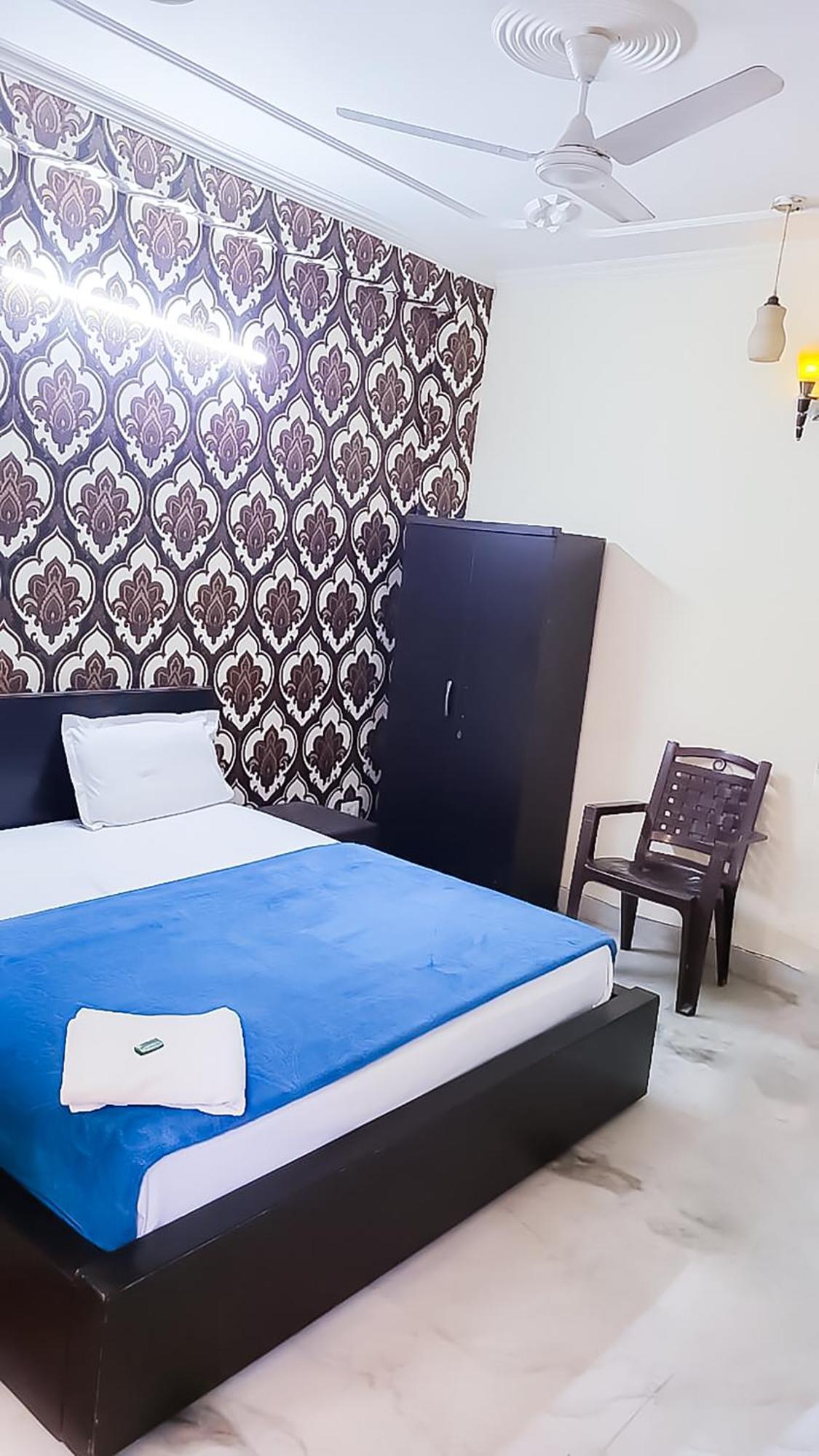 Chittaranjan Park Hotel