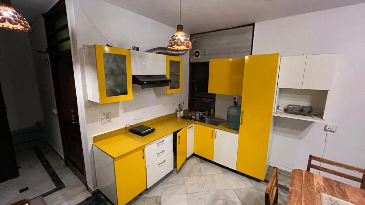 3bhk Grand Party House Prime Location With Parking * New Delhi