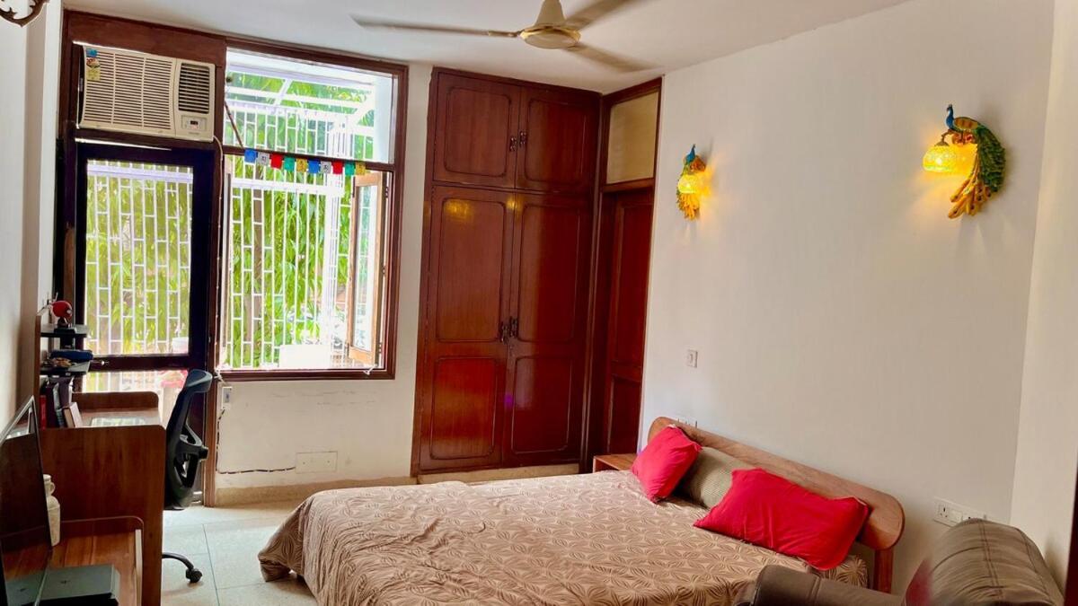 3bhk Grand Party House Prime Location With Parking * New Delhi